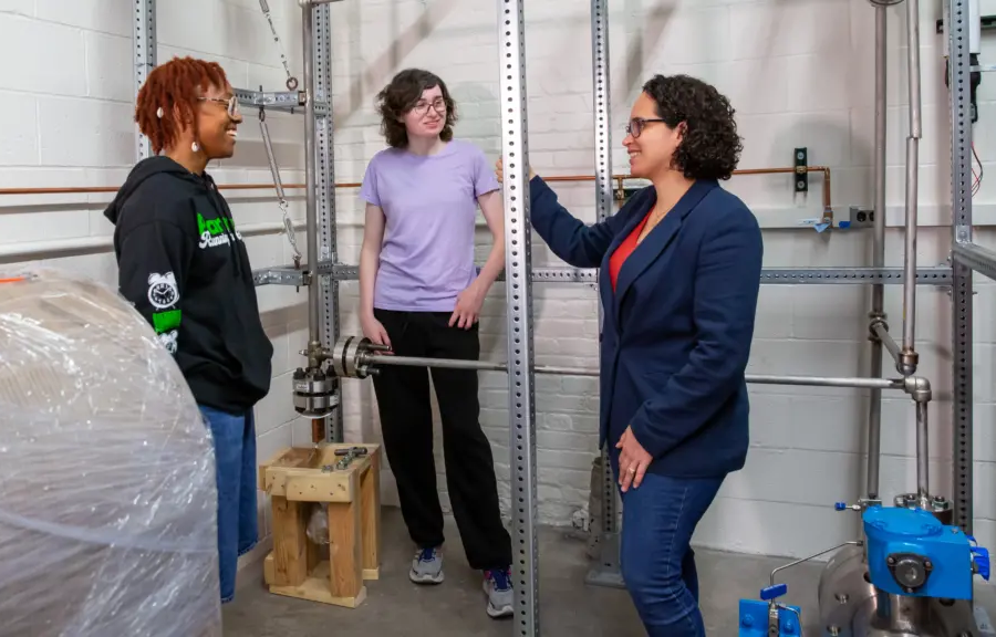 Prof. Juliana Pacheco Duarte discusses her experimental facility with two undergraduate researchers